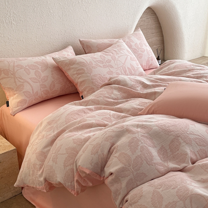 91家纺网 家纺一手货源 找家纺 小叮当家纺仓储工厂店 2025新款秋冬(买家秀 不断货)A类亲肤全棉纯棉色织水洗三层纱提花纯棉四件套 望月-粉