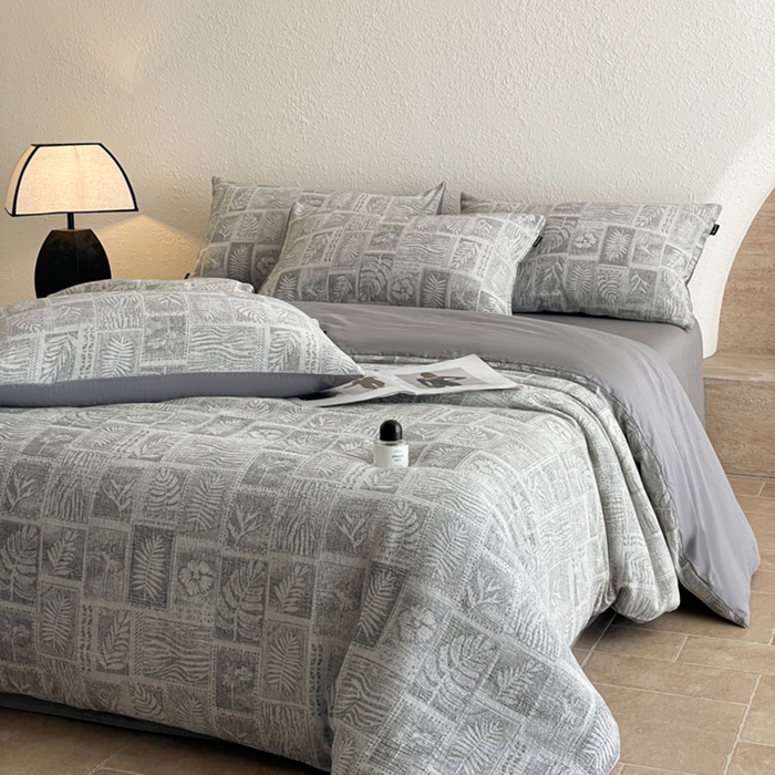 91家纺网 家纺一手货源 找家纺 小叮当家纺仓储工厂店 2025新款秋冬(买家秀 不断货)A类亲肤全棉纯棉色织水洗三层纱提花纯棉四件套 棕榈韵致-灰