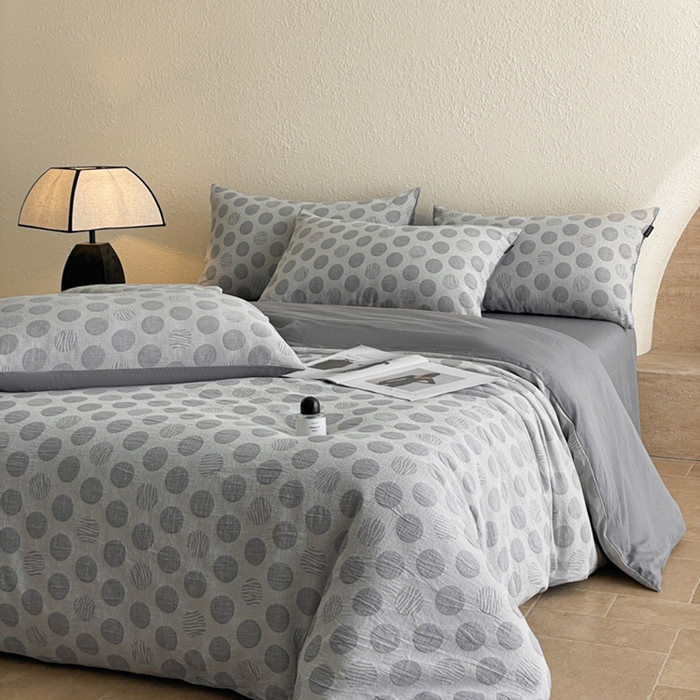 91家纺网 家纺一手货源 找家纺 小叮当家纺仓储工厂店 2025新款秋冬(买家秀 不断货)A类亲肤全棉纯棉色织水洗三层纱提花纯棉四件套 波妞-灰