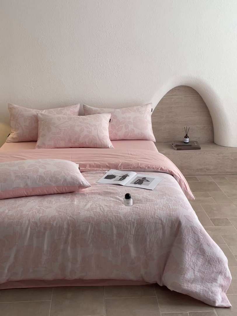 91家纺网 家纺一手货源 找家纺 小叮当家纺仓储工厂店 2025新款秋冬(买家秀 不断货)A类亲肤全棉纯棉色织水洗三层纱提花纯棉四件套 望月-粉