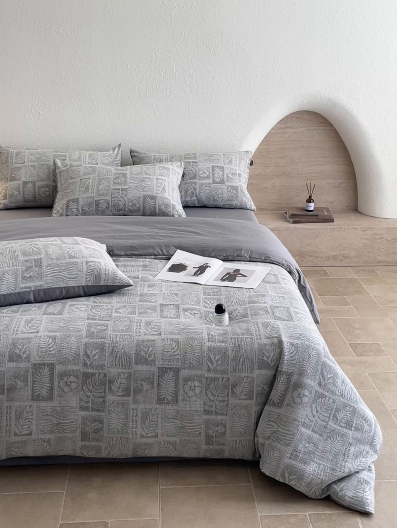 91家纺网 家纺一手货源 找家纺 小叮当家纺仓储工厂店 2025新款秋冬(买家秀 不断货)A类亲肤全棉纯棉色织水洗三层纱提花纯棉四件套 棕榈韵致-灰