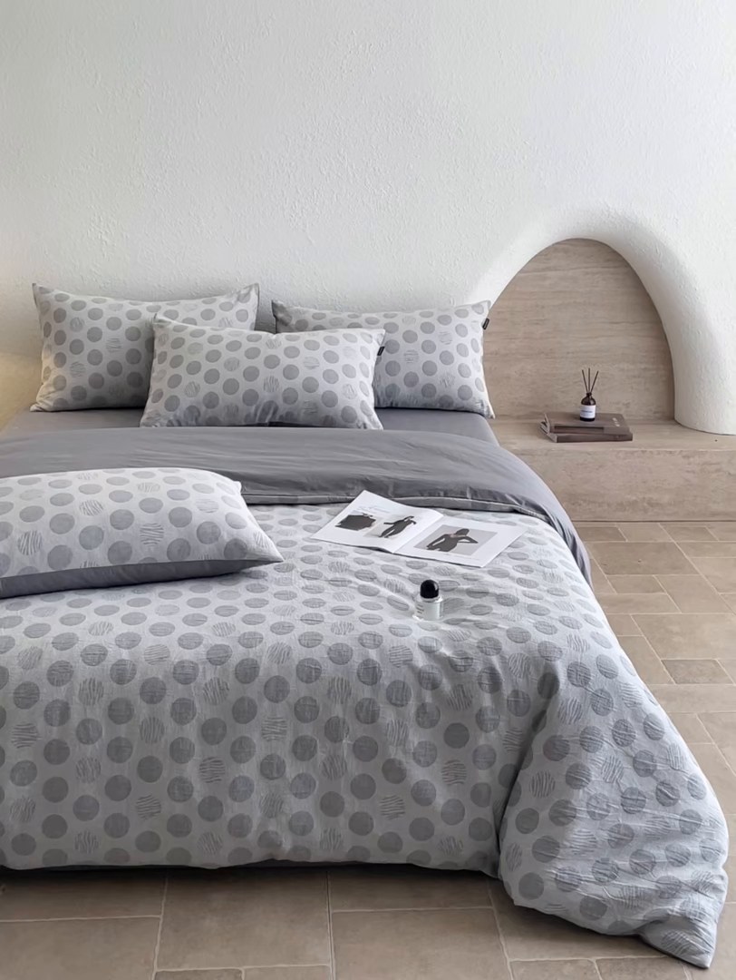 91家纺网 家纺一手货源 找家纺 小叮当家纺仓储工厂店 2025新款秋冬(买家秀 不断货)A类亲肤全棉纯棉色织水洗三层纱提花纯棉四件套 波妞-灰