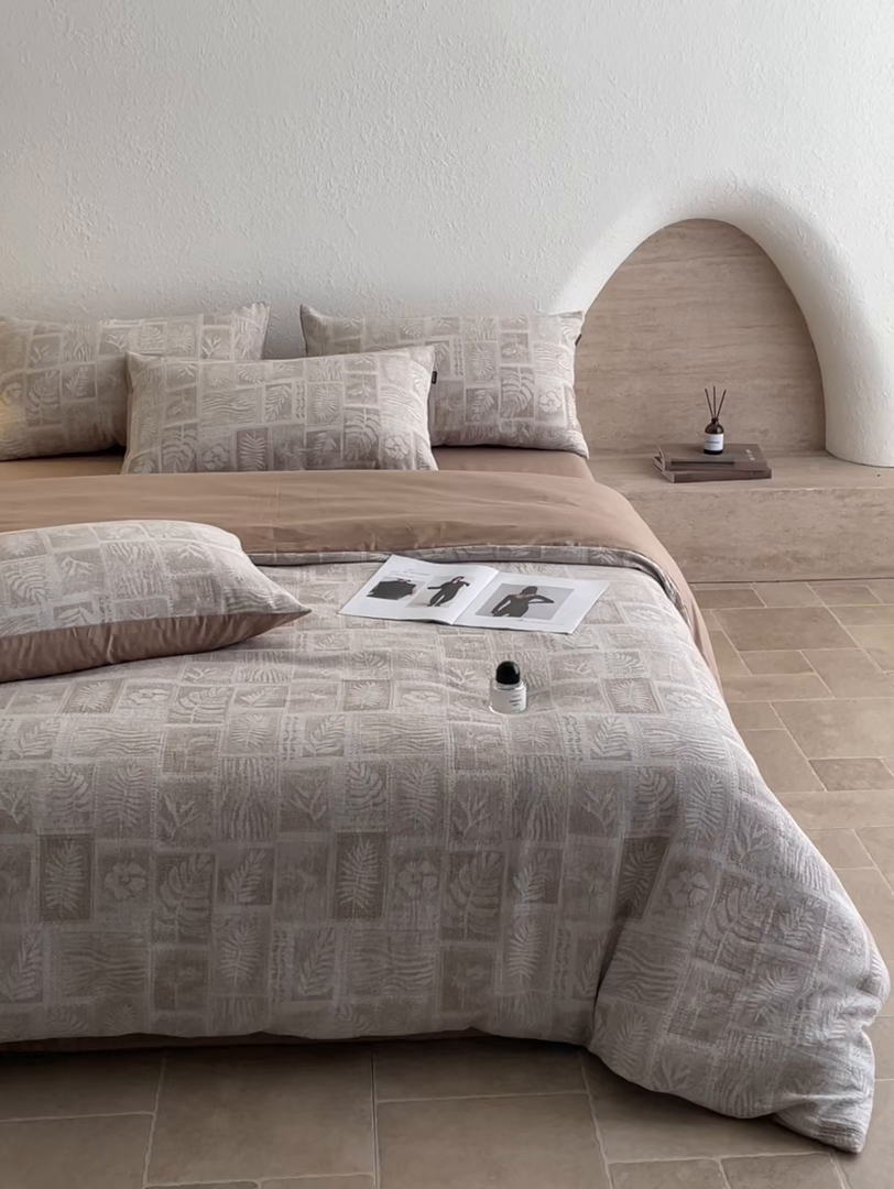 91家纺网 家纺一手货源 找家纺 小叮当家纺仓储工厂店 2025新款秋冬(买家秀 不断货)A类亲肤全棉纯棉色织水洗三层纱提花纯棉四件套 棕榈韵致-咖