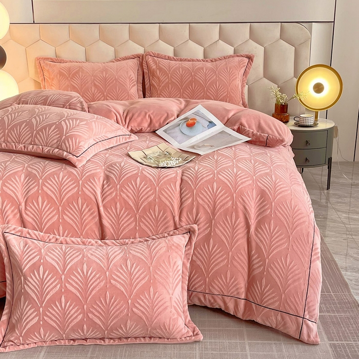 慕希家纺 2025新款高克重牛奶绒雕花四件套-秘境 秘境-樱花粉