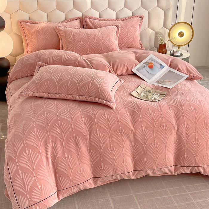 91家纺网 家纺一手货源 找家纺 慕希家纺 2025新款高克重牛奶绒雕花四件套-秘境 秘境-樱花粉