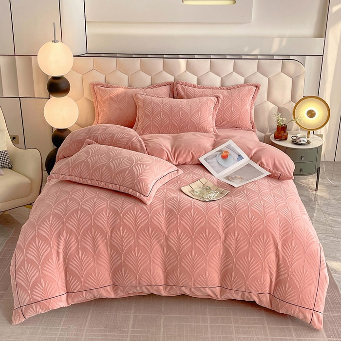 91家纺网 家纺一手货源 找家纺 慕希家纺 2025新款高克重牛奶绒雕花四件套-秘境 秘境-樱花粉