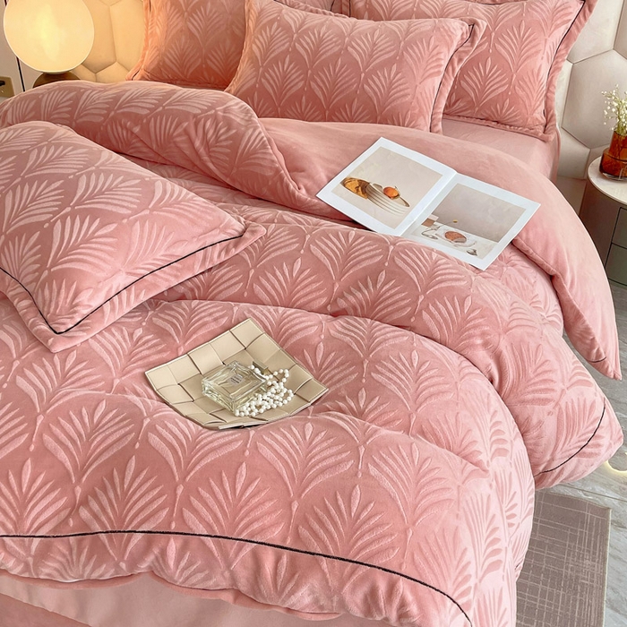 91家纺网 家纺一手货源 找家纺 慕希家纺 2025新款高克重牛奶绒雕花四件套-秘境 秘境-樱花粉