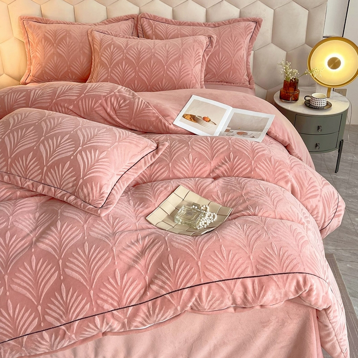 91家纺网 家纺一手货源 找家纺 慕希家纺 2025新款高克重牛奶绒雕花四件套-秘境 秘境-樱花粉