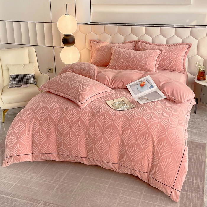 91家纺网 家纺一手货源 找家纺 慕希家纺 2025新款高克重牛奶绒雕花四件套-秘境 秘境-樱花粉