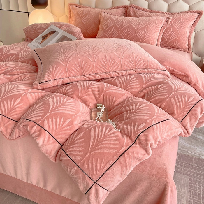 91家纺网 家纺一手货源 找家纺 慕希家纺 2025新款高克重牛奶绒雕花四件套-秘境 秘境-樱花粉