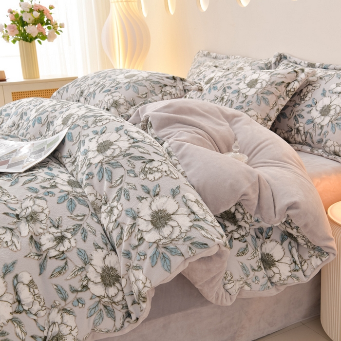 91家纺网 家纺一手货源 找家纺 畅畅家纺 2025新款亲肤舒适冬季保暖8斤重牛奶绒6D雕花绒床单四件套 豆蔻年华