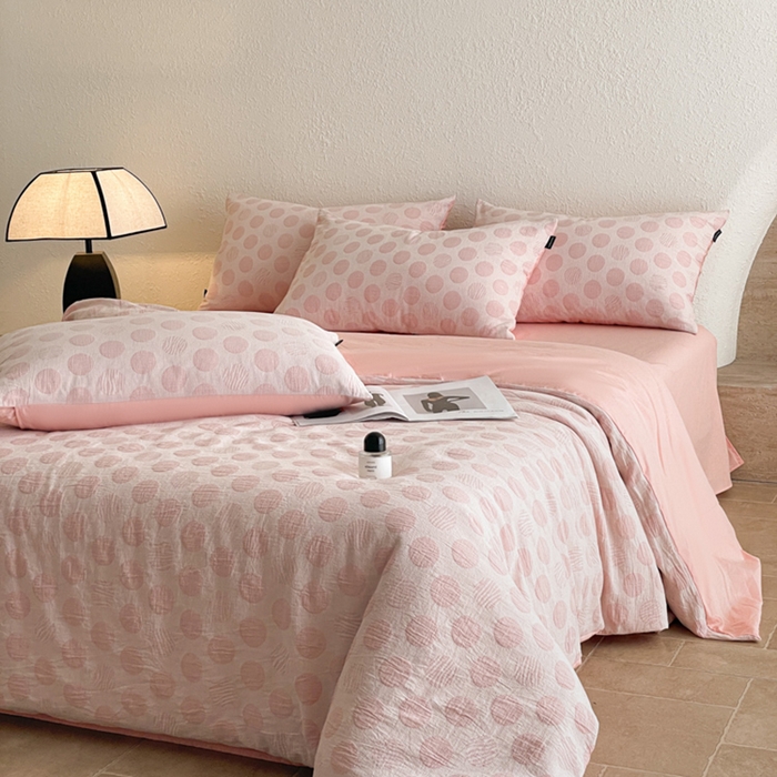 91家纺网 家纺一手货源 找家纺 小叮当家纺仓储工厂店 2025新款秋冬(买家秀 不断货)A类亲肤全棉纯棉色织水洗三层纱提花纯棉四件套 波妞-粉