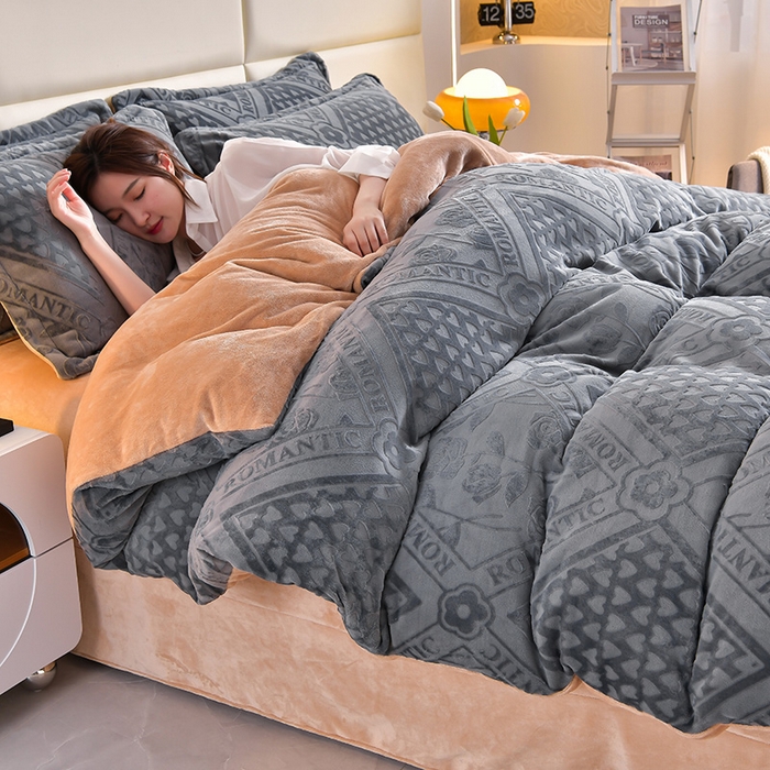 91家纺网 家纺一手货源 找家纺 畅畅家纺 2025新款亲肤舒适冬季保暖8斤重牛奶绒6D雕花绒床单四件套 欧式风情-灰