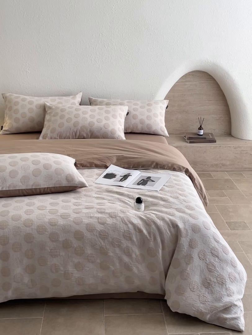 91家纺网 家纺一手货源 找家纺 小叮当家纺仓储工厂店 2025新款秋冬(买家秀 不断货)A类亲肤全棉纯棉色织水洗三层纱提花纯棉四件套 波妞-咖