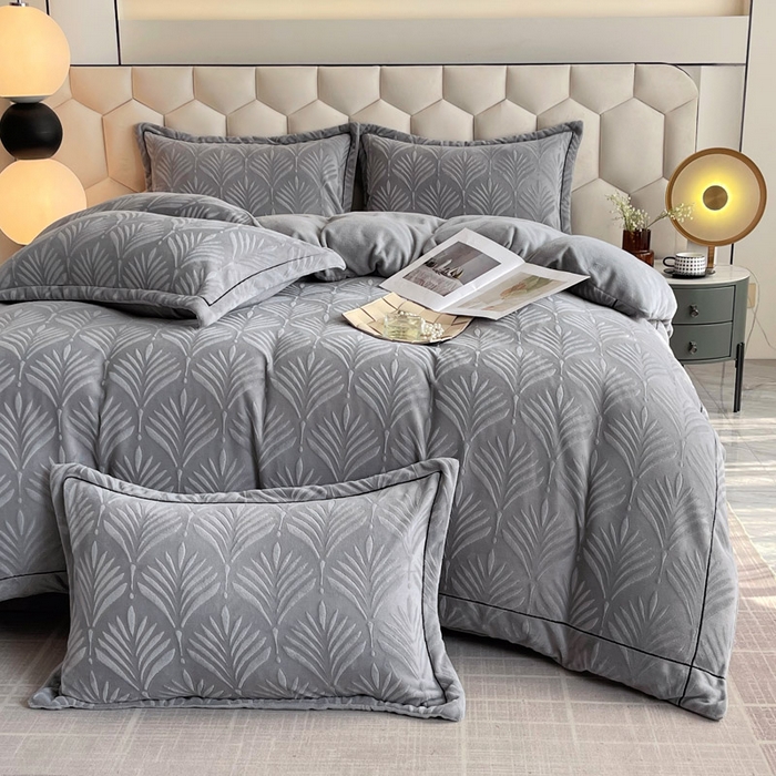 慕希家纺 2025新款高克重牛奶绒雕花四件套-秘境 秘境-云岩灰