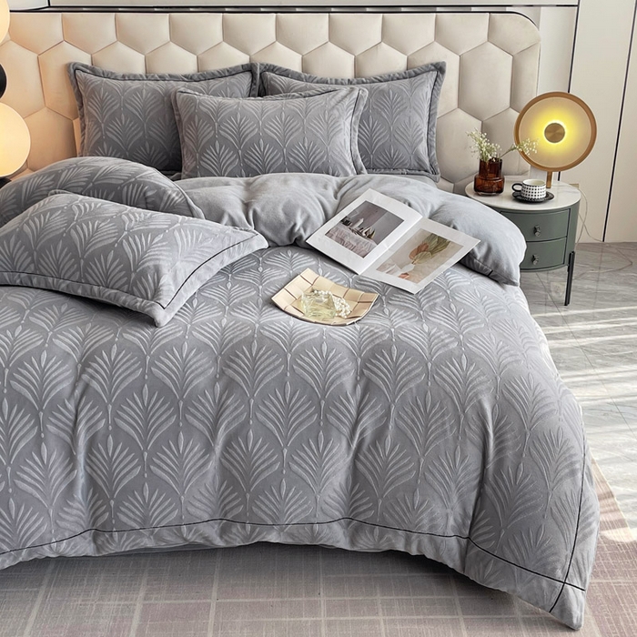 91家纺网 家纺一手货源 找家纺 慕希家纺 2025新款高克重牛奶绒雕花四件套-秘境 秘境-云岩灰