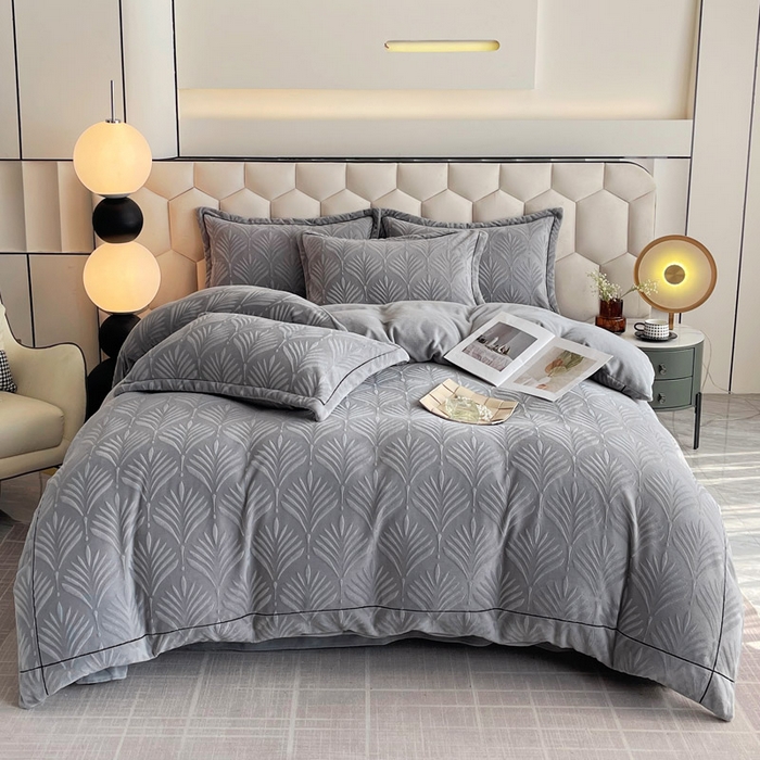 91家纺网 家纺一手货源 找家纺 慕希家纺 2025新款高克重牛奶绒雕花四件套-秘境 秘境-云岩灰