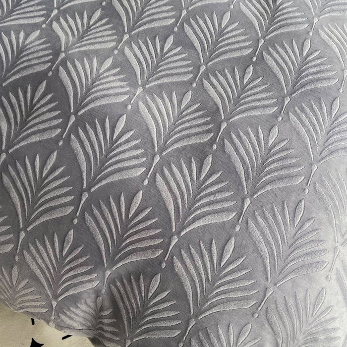 91家纺网 家纺一手货源 找家纺 慕希家纺 2025新款高克重牛奶绒雕花四件套-秘境 秘境-云岩灰