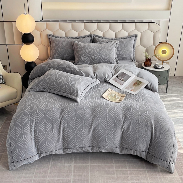 91家纺网 家纺一手货源 找家纺 慕希家纺 2025新款高克重牛奶绒雕花四件套-秘境 秘境-云岩灰