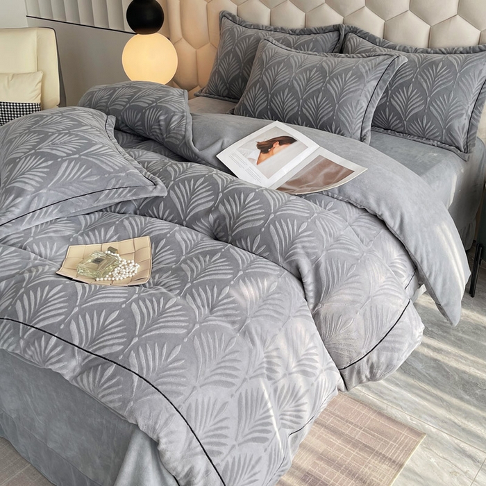 91家纺网 家纺一手货源 找家纺 慕希家纺 2025新款高克重牛奶绒雕花四件套-秘境 秘境-云岩灰