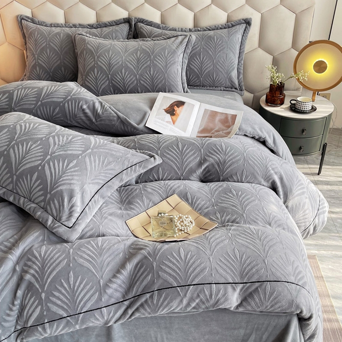 91家纺网 家纺一手货源 找家纺 慕希家纺 2025新款高克重牛奶绒雕花四件套-秘境 秘境-云岩灰