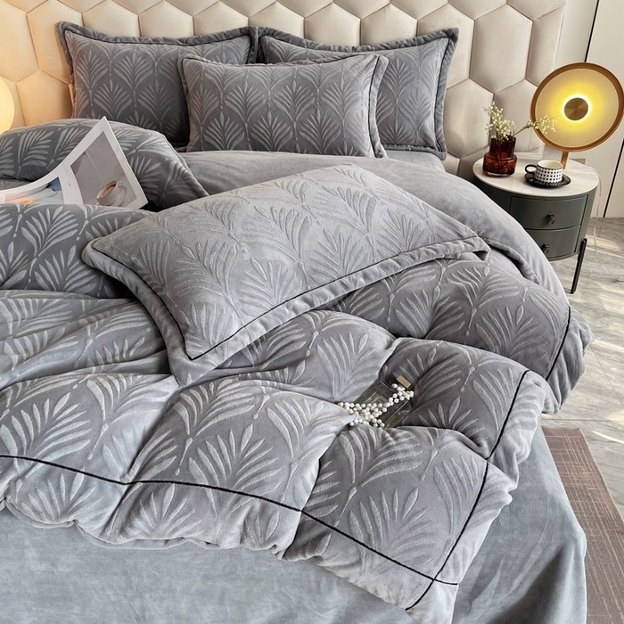 91家纺网 家纺一手货源 找家纺 慕希家纺 2025新款高克重牛奶绒雕花四件套-秘境 秘境-云岩灰