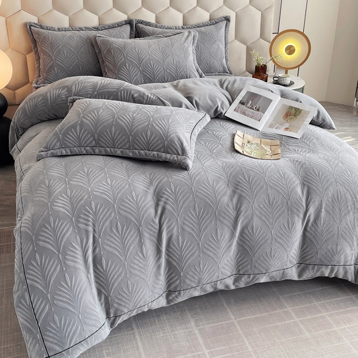 91家纺网 家纺一手货源 找家纺 慕希家纺 2025新款高克重牛奶绒雕花四件套-秘境 秘境-云岩灰