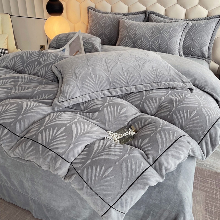 91家纺网 家纺一手货源 找家纺 慕希家纺 2025新款高克重牛奶绒雕花四件套-秘境 秘境-云岩灰