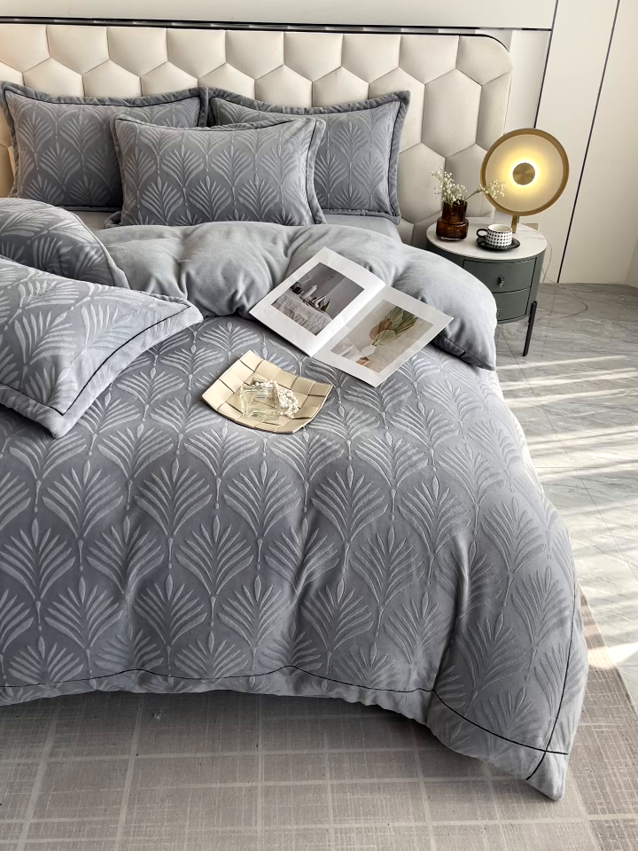 91家纺网 家纺一手货源 找家纺 慕希家纺 2025新款高克重牛奶绒雕花四件套-秘境 秘境-云岩灰