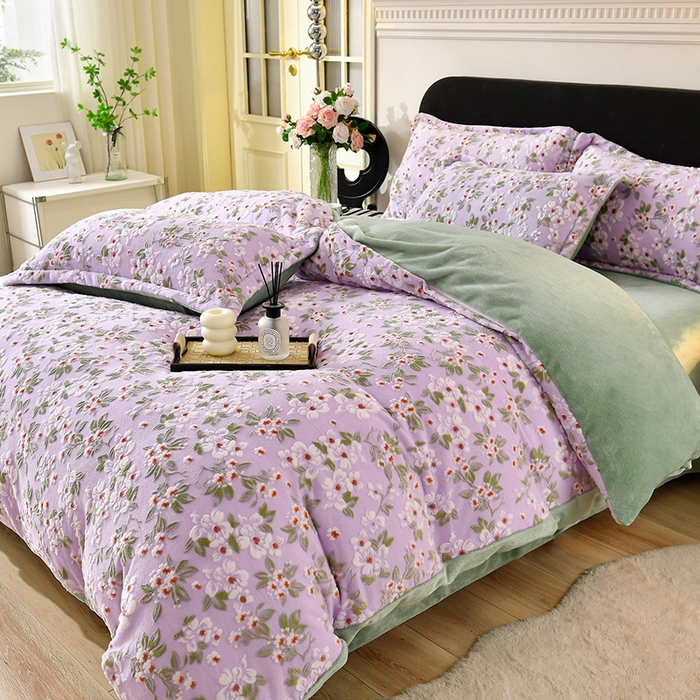 91家纺网 家纺一手货源 找家纺 畅畅家纺 2025新款亲肤舒适冬季保暖8斤重牛奶绒6D雕花绒床单四件套 桃花朵朵-紫