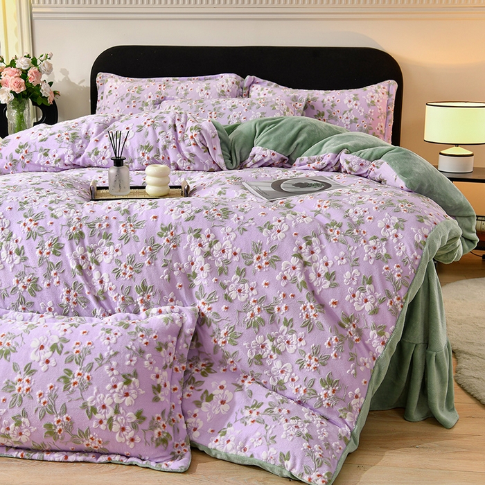 91家纺网 家纺一手货源 找家纺 畅畅家纺 2025新款亲肤舒适冬季保暖8斤重牛奶绒6D雕花绒床单四件套 桃花朵朵-紫