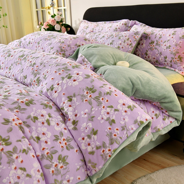91家纺网 家纺一手货源 找家纺 畅畅家纺 2025新款亲肤舒适冬季保暖8斤重牛奶绒6D雕花绒床单四件套 桃花朵朵-紫