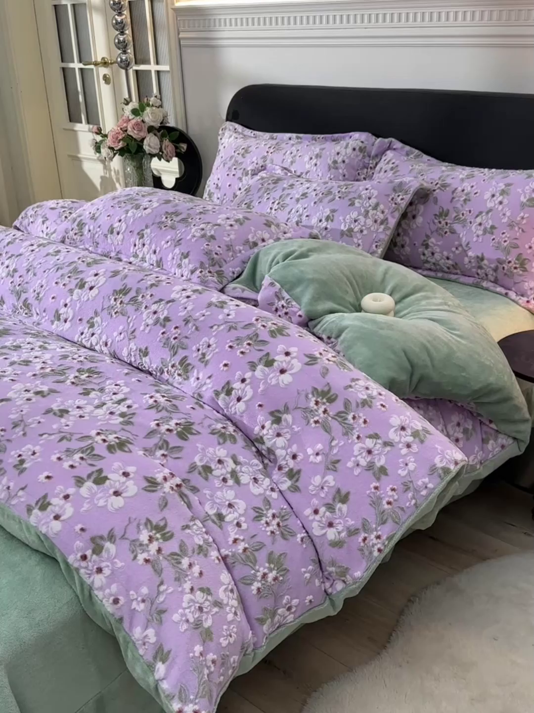 91家纺网 家纺一手货源 找家纺 畅畅家纺 2025新款亲肤舒适冬季保暖8斤重牛奶绒6D雕花绒床单四件套 桃花朵朵-紫