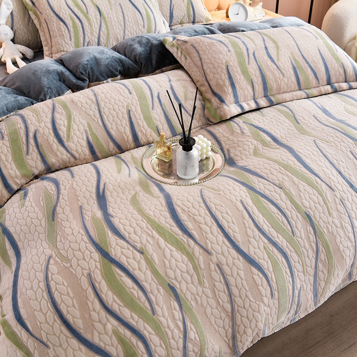 91家纺网 家纺一手货源 找家纺 畅畅家纺 2025新款亲肤舒适冬季保暖8斤重牛奶绒6D雕花绒床单四件套 川流不息-兰