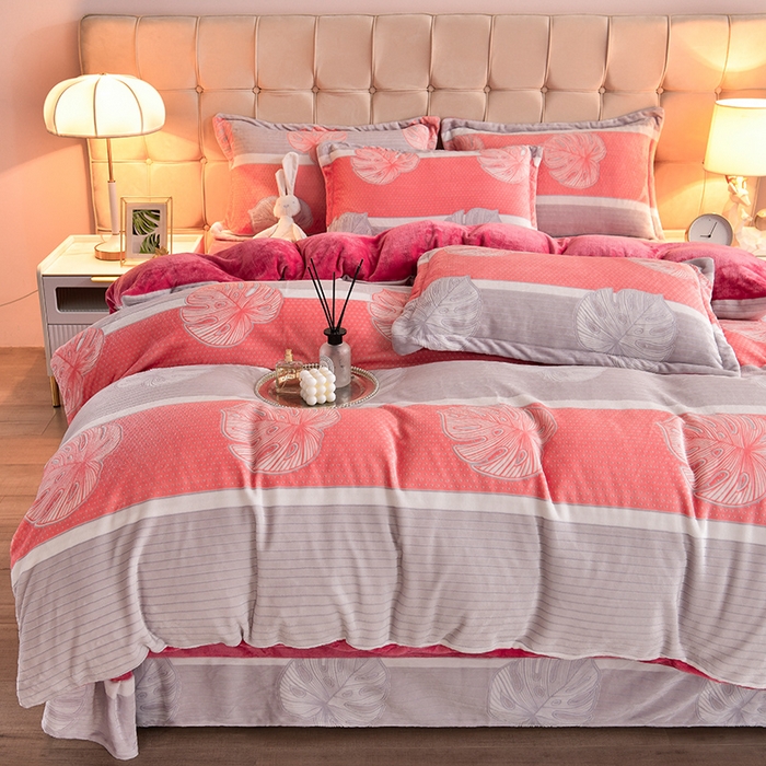 91家纺网 家纺一手货源 找家纺 畅畅家纺 2025新款亲肤舒适冬季保暖8斤重牛奶绒6D雕花绒床单四件套 冬日情怀-红