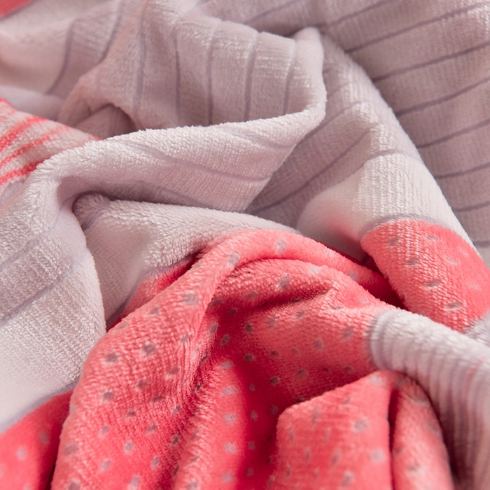 91家纺网 家纺一手货源 找家纺 畅畅家纺 2025新款亲肤舒适冬季保暖8斤重牛奶绒6D雕花绒床单四件套 冬日情怀-红