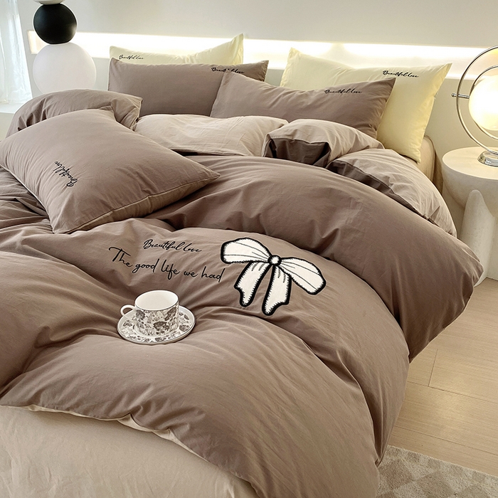 91家纺网 家纺一手货源 找家纺 小叮当家纺仓储工厂店 2025新款(买家秀不断货)A类母婴及全棉纯棉水洗棉刺绣贴布绣四件套--初恋系列 班尼咖+卡其