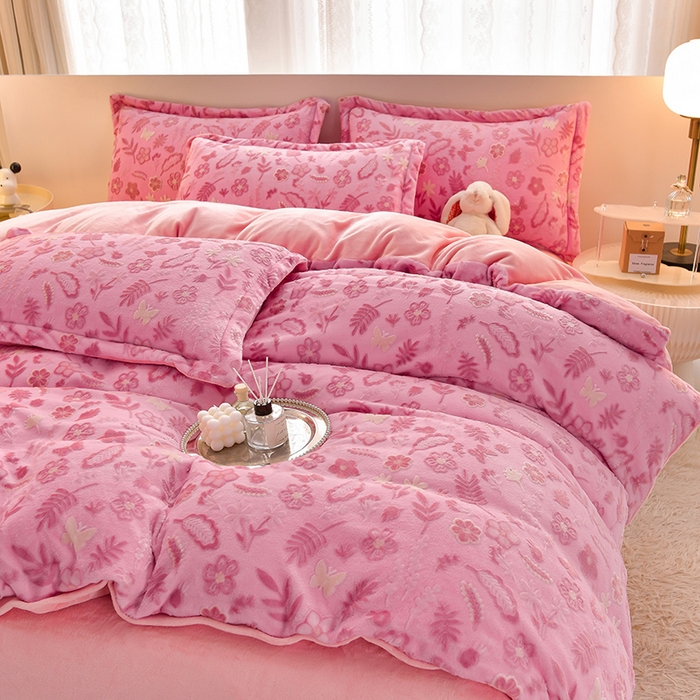 91家纺网 家纺一手货源 找家纺 畅畅家纺 2025新款亲肤舒适冬季保暖8斤重牛奶绒6D雕花绒床单四件套 繁花似锦-红