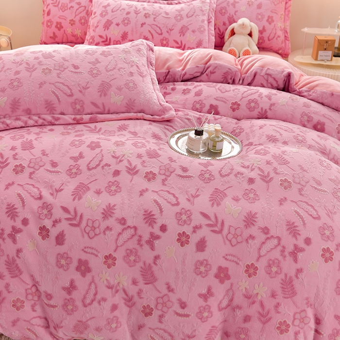 91家纺网 家纺一手货源 找家纺 畅畅家纺 2025新款亲肤舒适冬季保暖8斤重牛奶绒6D雕花绒床单四件套 繁花似锦-红