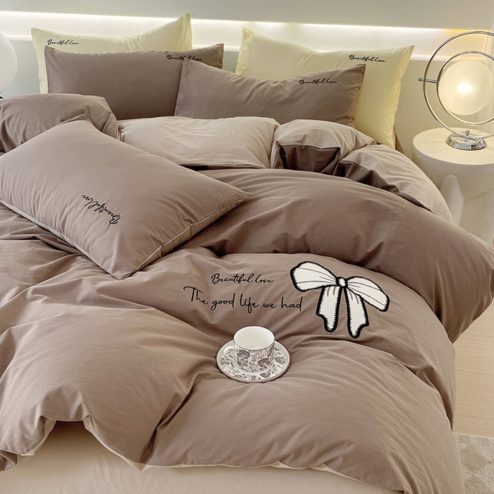 91家纺网 家纺一手货源 找家纺 小叮当家纺仓储工厂店 2025新款(买家秀不断货)A类母婴及全棉纯棉水洗棉刺绣贴布绣四件套--初恋系列 班尼咖+卡其