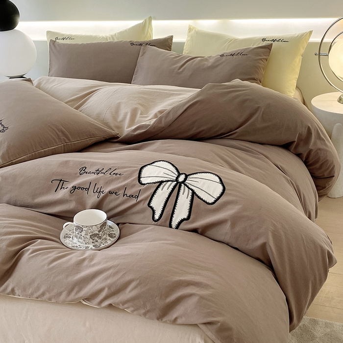 91家纺网 家纺一手货源 找家纺 小叮当家纺仓储工厂店 2025新款(买家秀不断货)A类母婴及全棉纯棉水洗棉刺绣贴布绣四件套--初恋系列 班尼咖+卡其