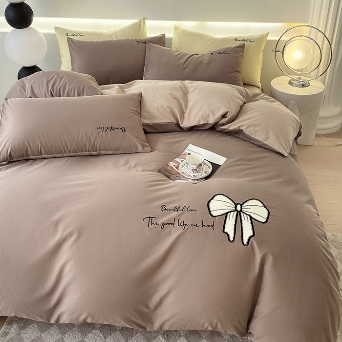 91家纺网 家纺一手货源 找家纺 小叮当家纺仓储工厂店 2025新款(买家秀不断货)A类母婴及全棉纯棉水洗棉刺绣贴布绣四件套--初恋系列 班尼咖+卡其