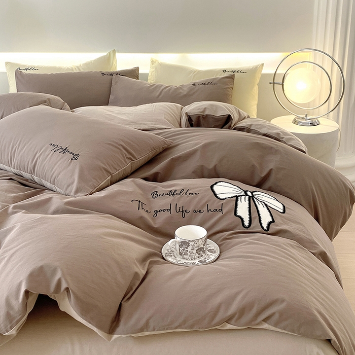 91家纺网 家纺一手货源 找家纺 小叮当家纺仓储工厂店 2025新款(买家秀不断货)A类母婴及全棉纯棉水洗棉刺绣贴布绣四件套--初恋系列 班尼咖+卡其