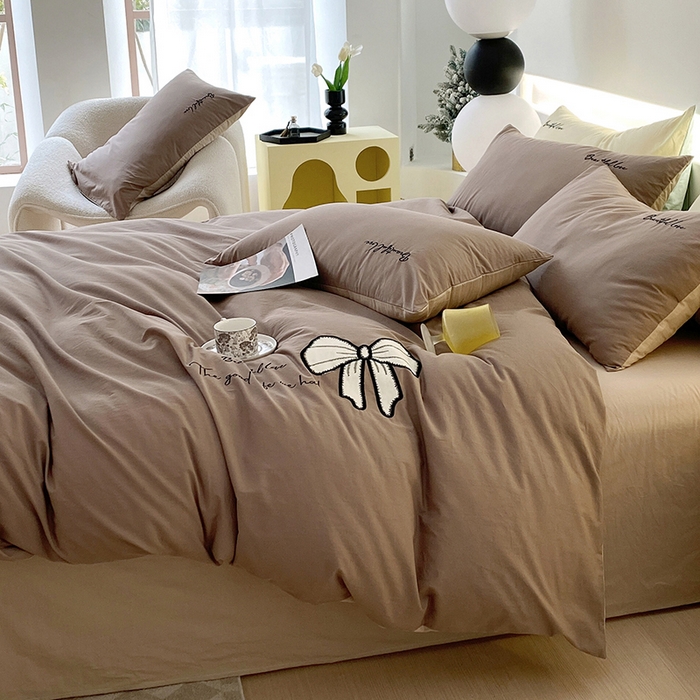 91家纺网 家纺一手货源 找家纺 小叮当家纺仓储工厂店 2025新款(买家秀不断货)A类母婴及全棉纯棉水洗棉刺绣贴布绣四件套--初恋系列 班尼咖+卡其