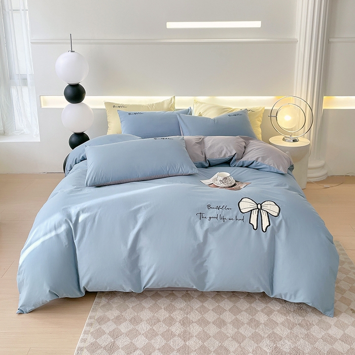 91家纺网 家纺一手货源 找家纺 小叮当家纺仓储工厂店 2025新款(买家秀不断货)A类母婴及全棉纯棉水洗棉刺绣贴布绣四件套--初恋系列 梵星蓝+迷雾灰