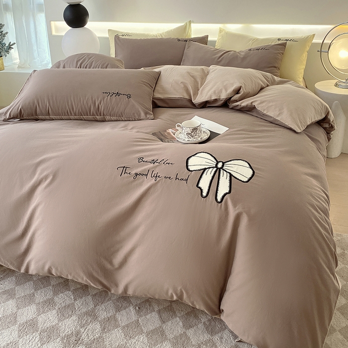 91家纺网 家纺一手货源 找家纺 小叮当家纺仓储工厂店 2025新款(买家秀不断货)A类母婴及全棉纯棉水洗棉刺绣贴布绣四件套--初恋系列 班尼咖+卡其