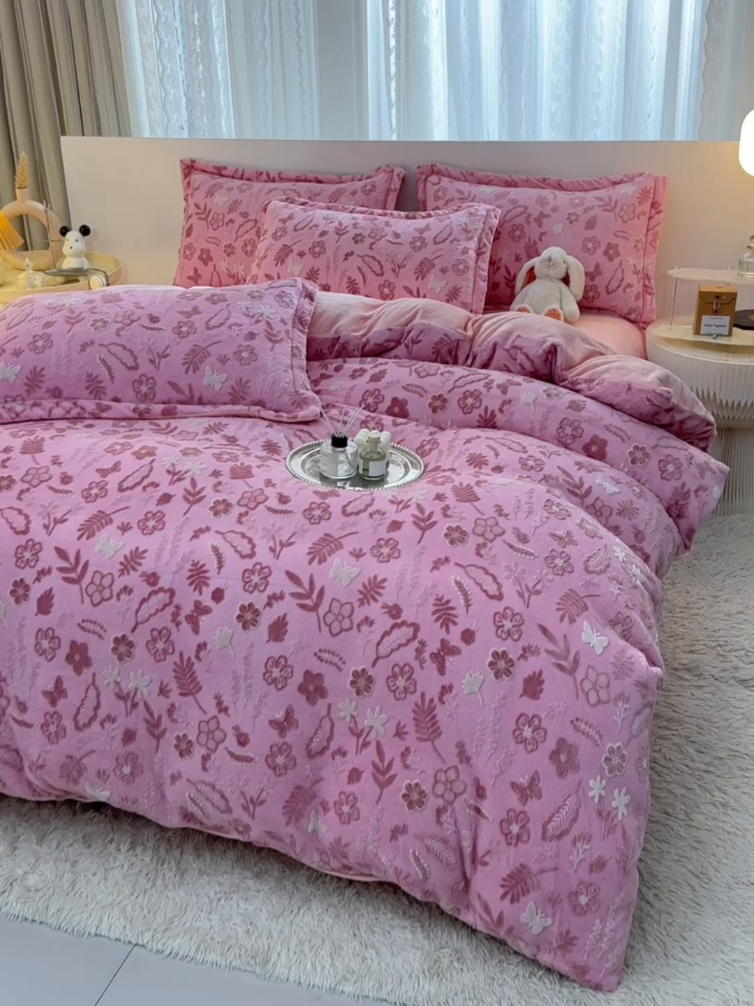 91家纺网 家纺一手货源 找家纺 畅畅家纺 2025新款亲肤舒适冬季保暖8斤重牛奶绒6D雕花绒床单四件套 繁花似锦-红