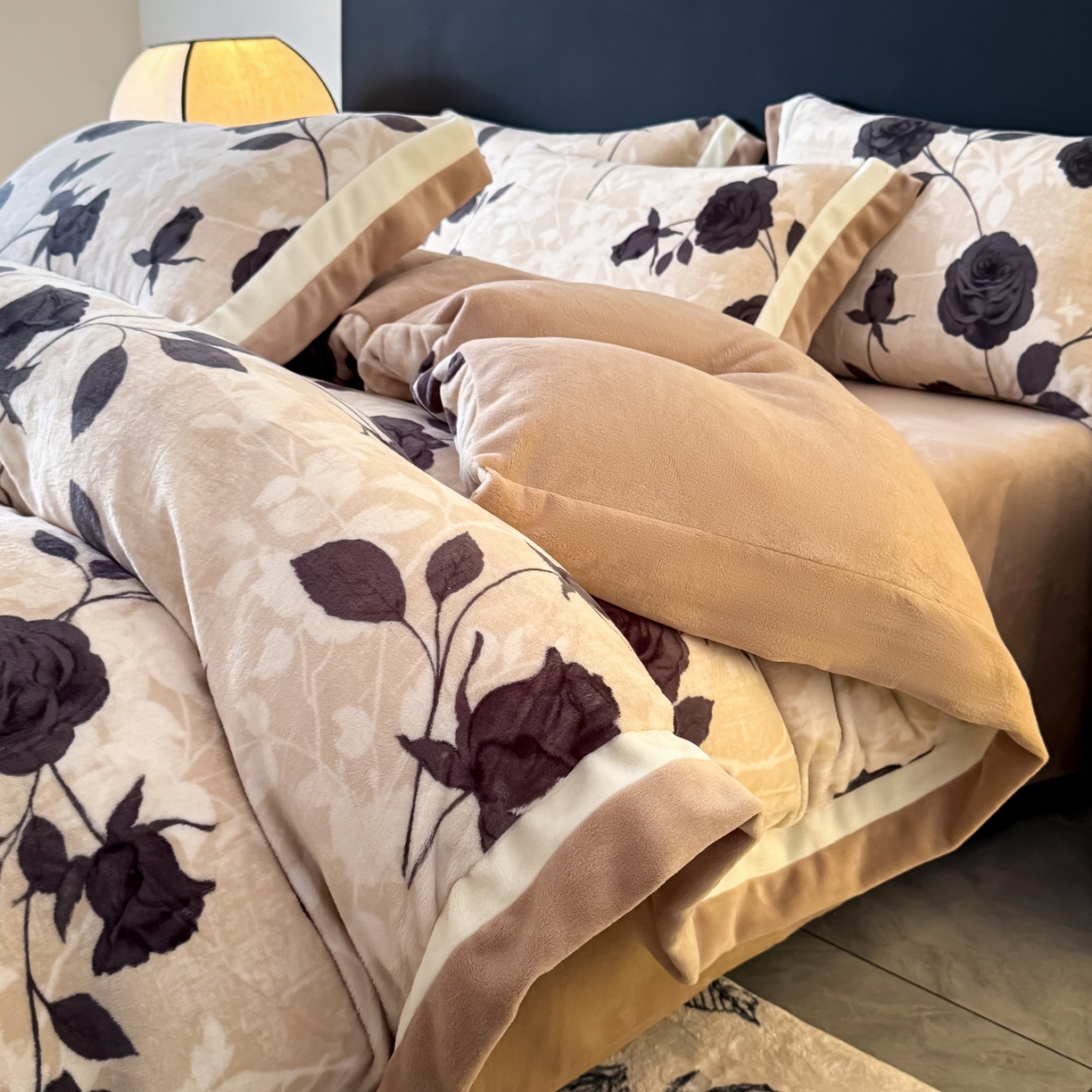 91家纺网 家纺一手货源 找家纺 （总）KA家纺 2025新款秋冬轻奢高克重双拼角牛奶绒四件套