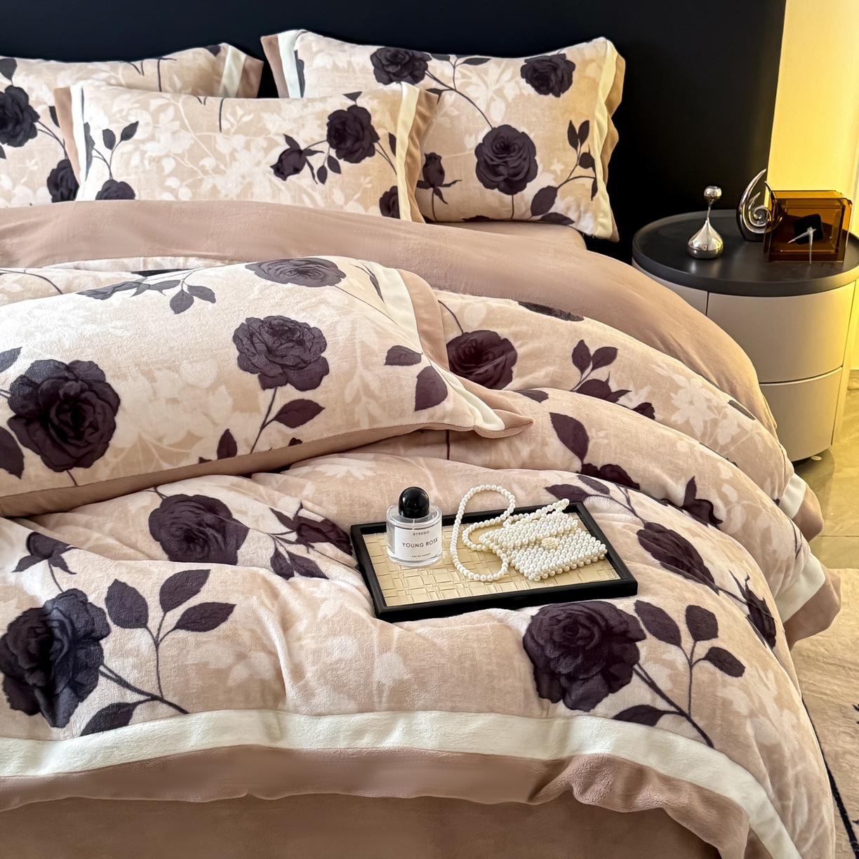 91家纺网 家纺一手货源 找家纺 （总）KA家纺 2025新款秋冬轻奢高克重双拼角牛奶绒四件套