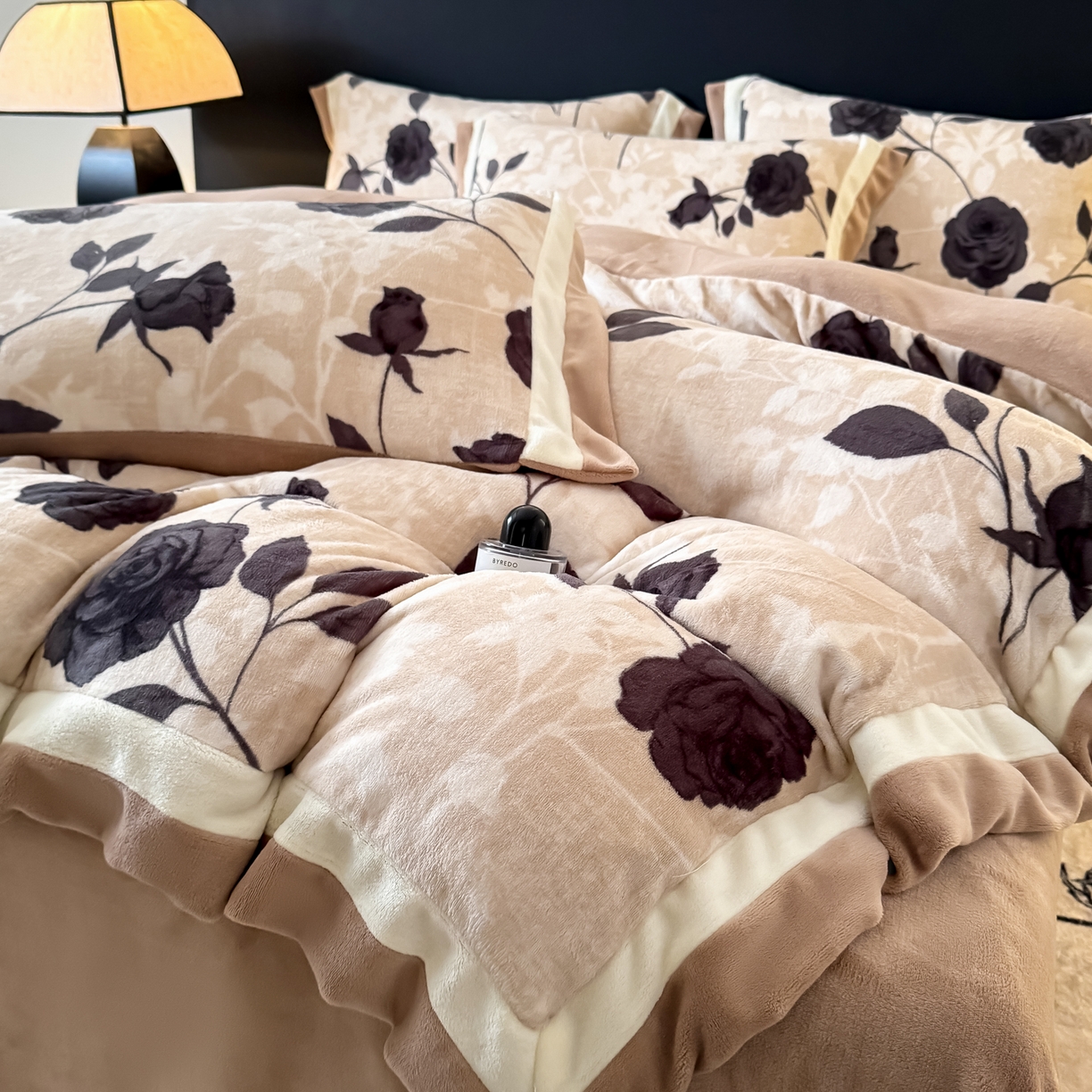 91家纺网 家纺一手货源 找家纺 （总）KA家纺 2025新款秋冬轻奢高克重双拼角牛奶绒四件套